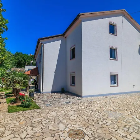 Haustierfreundliches Nur 470 Meter Zum Mit Babybett Und Hochstuhl Apartment Povile
